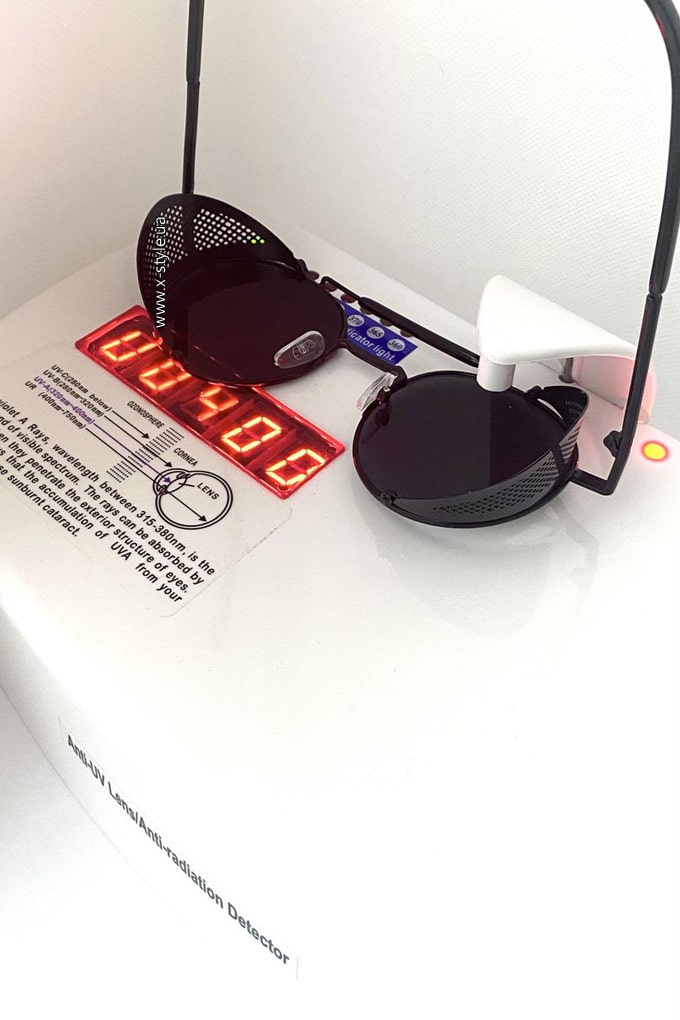 Men's & Women's Sunglasses with Blinkers + Pouch