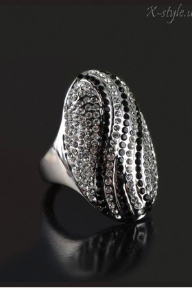 Овальное кольцо с камнями