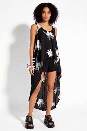 Loose-fitting long top with a floral pattern