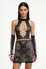 Відверта ажурна сукня та рукавички з блискітками
