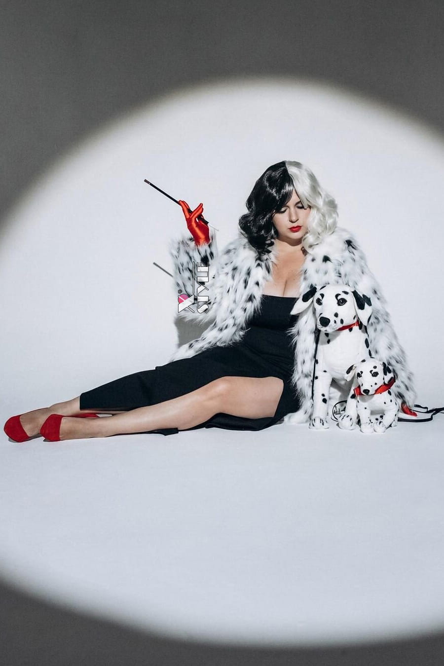 Cruella Accessories (gloves, mask, beads, cigarette holder)