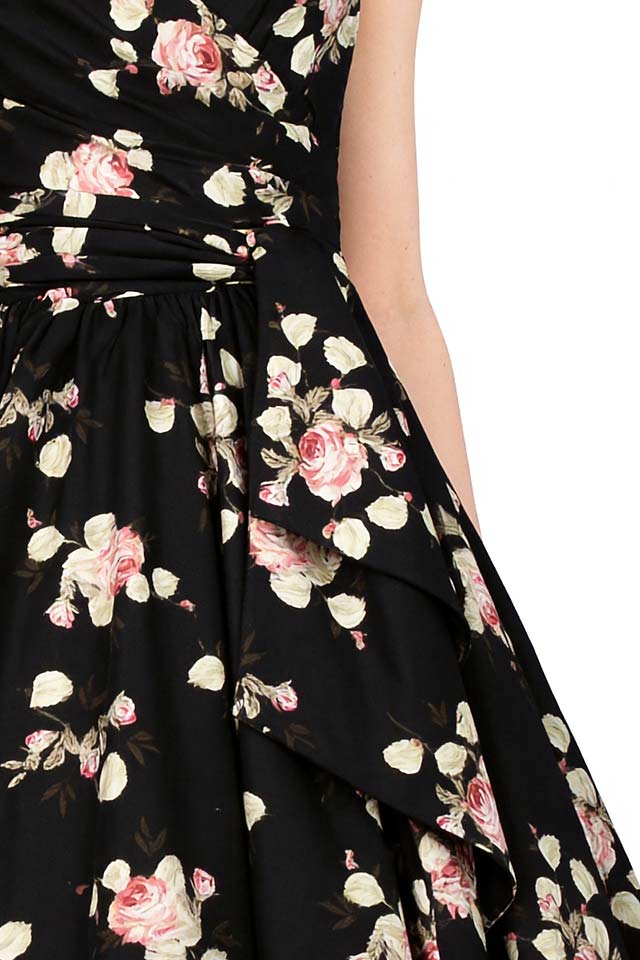 Винтажное платье на запах с цветочным узором и поясом